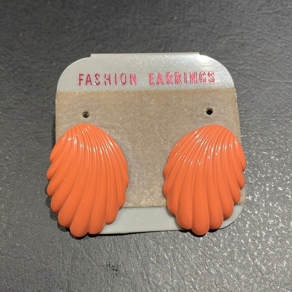 Jewelry - Orange shell design earrings